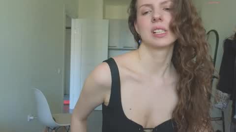 Snapshot of sereta_fin chatting on June 7, 2026, 10:41 am Hey Guys and Girls non-binary personalities Im Sereta online show from June 7, 2026, 10:41 am
