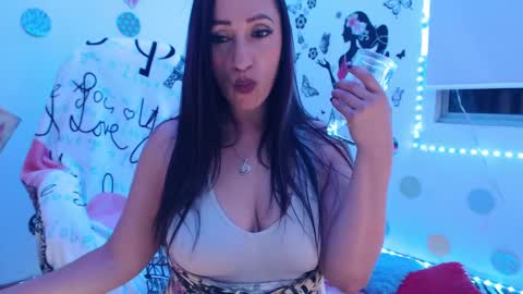 Snapshot of seuctive_woman57 chatting on January 26, 2025, 12:05 am samy online show from January 26, 2025, 12:05 am