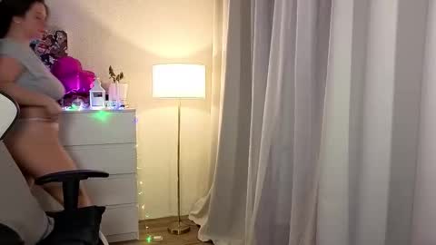 My name is Mia whats yours online show from December 18, 2025, 7:42 pm