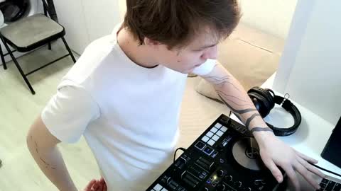 Jennis and OliverPvt is open online show from April 28, 2026, 7:24 am