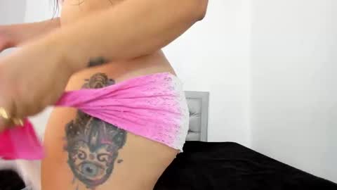 Snapshot of sexxylatincouple1 chatting on February 5, 2026, 10:31 am sexxylatincouple1 online show from February 5, 2026, 10:31 am