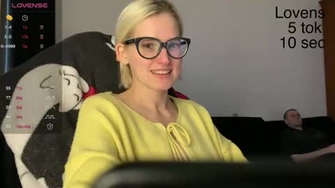 Snapshot of sexy_sweets chatting on October 21, 2025, 12:06 pm Sexy-Sweets online show from October 21, 2025, 12:06 pm