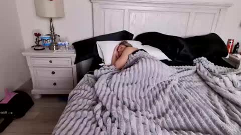 Snapshot of sexymilf3434 chatting on February 18, 2026, 12:01 pm Sara online show from February 18, 2026, 12:01 pm