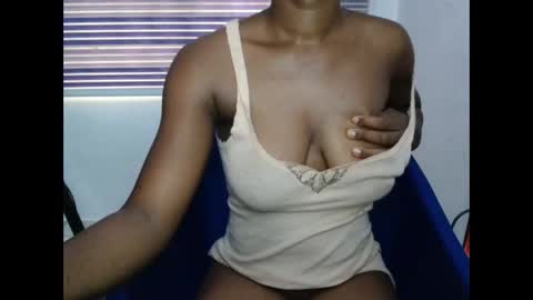 Snapshot of sexyxbunnyxx chatting on February 7, 2026, 9:24 am Blue online show from February 7, 2026, 9:24 am
