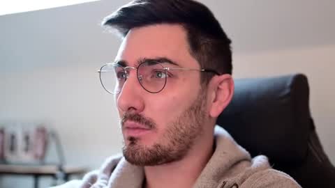 Snapshot of shape80 chatting on December 4, 2024, 12:58 pm frenchy boy online show from December 4, 2024, 12:58 pm