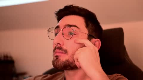 Snapshot of shape80 chatting on December 10, 2024, 7:58 am frenchy boy online show from December 10, 2024, 7:58 am