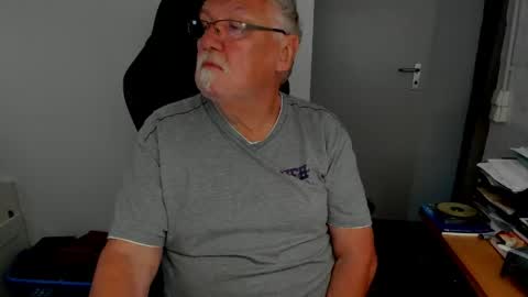 Snapshot of sharlots_pet chatting on April 27, 2026, 8:45 am sharlots_pet online show from April 27, 2026, 8:45 am
