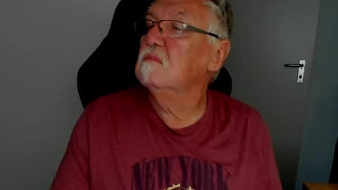 Snapshot of sharlots_pet chatting on May 5, 2026, 12:02 pm sharlots_pet online show from May 5, 2026, 12:02 pm