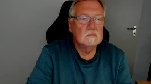 Snapshot of sharlots_pet chatting on May 6, 2026, 9:14 am sharlots_pet online show from May 6, 2026, 9:14 am