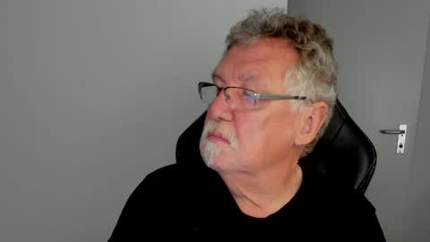 Snapshot of sharlots_pet chatting on June 7, 2026, 11:14 am sharlots_pet online show from June 7, 2026, 11:14 am