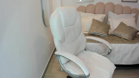 Snapshot of shary_leon_ chatting on May 10, 2026, 2:11 pm shary_leon_ online show from May 10, 2026, 2:11 pm