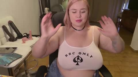 Mimi   online show from November 29, 2025, 1:14 pm