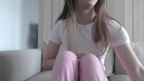 Snapshot of shy_schoolgirl_ chatting on March 5, 2025, 9:05 am shy_schoolgirl_ online show from March 5, 2025, 9:05 am