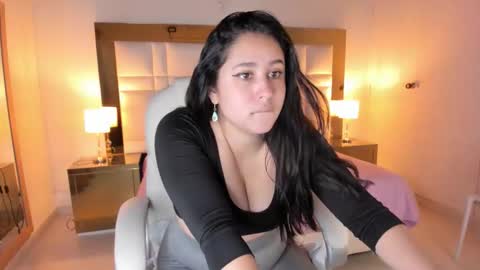 Sienna  online show from November 7, 2025, 11:32 am