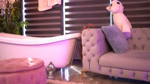 Sienna online show from September 19, 2025, 7:21 am