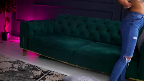 Sienna online show from September 29, 2025, 10:31 am