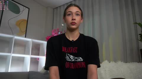 Eva  online show from September 28, 2025, 11:48 am