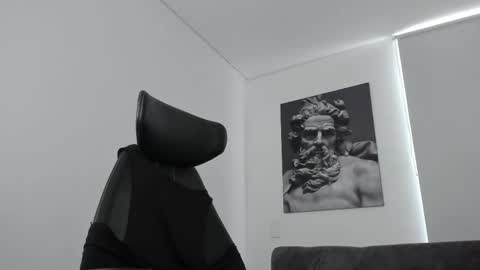 simon_leon01 online show from October 3, 2025, 12:57 pm