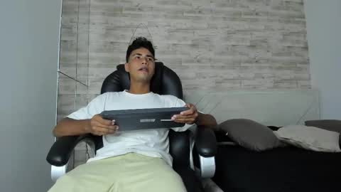 simon_pernia online show from December 1, 2025, 6:57 pm