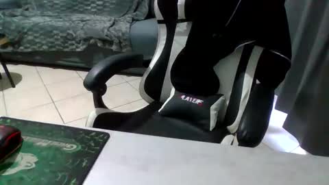 Snapshot of simoninside25 chatting on October 11, 2025, 2:04 pm simoninside25 online show from October 11, 2025, 2:04 pm