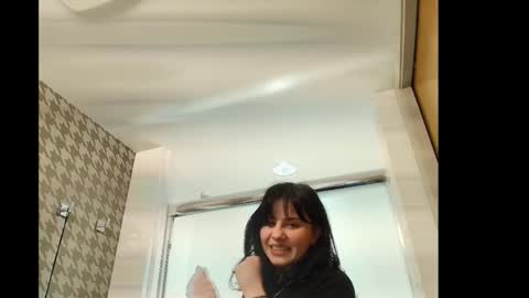 Snapshot of sincerelyyneon chatting on February 5, 2026, 1:10 am Sincerelyneon online show from February 5, 2026, 1:10 am