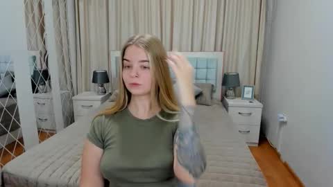 SirenaBloom online show from November 13, 2025, 6:34 am