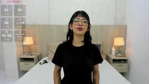 Snapshot of skinny_emily chatting on October 23, 2025, 7:34 pm Emily Rojas online show from October 23, 2025, 7:34 pm