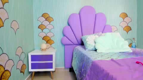 Snapshot of skinny_linda chatting on January 17, 2025, 1:35 pm   online show from January 17, 2025, 1:35 pm