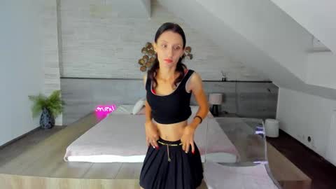 Snapshot of skinnystar_ chatting on September 19, 2025, 4:36 am Julia online show from September 19, 2025, 4:36 am