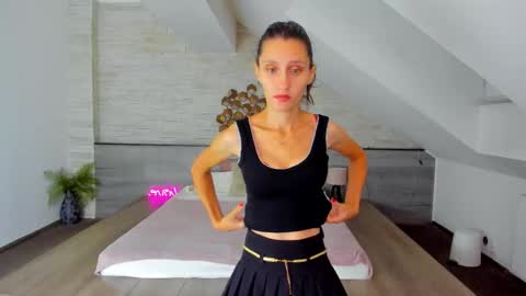 Snapshot of skinnystar_ chatting on October 3, 2025, 4:20 am Julia online show from October 3, 2025, 4:20 am