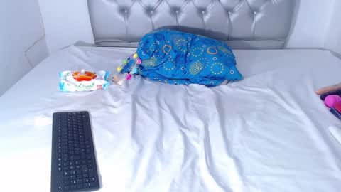 Snapshot of skinnyy_andtight chatting on December 17, 2024, 11:27 pm Alexa online show from December 17, 2024, 11:27 pm