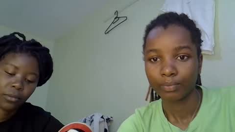 sleciah online show from December 19, 2025, 7:37 am