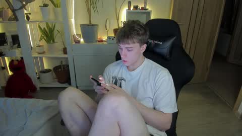 Snapshot of slippery_baby chatting on February 10, 2025, 1:55 pm Mila online show from February 10, 2025, 1:55 pm