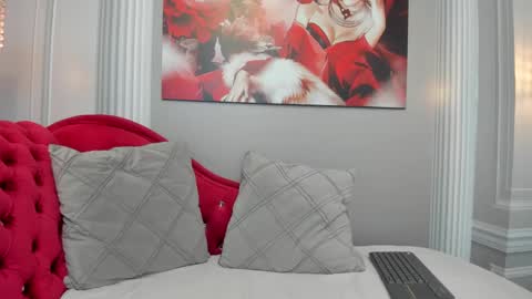 Paola  online show from February 5, 2025, 12:17 pm