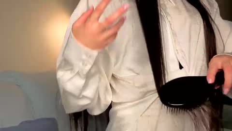 Lily online show from September 13, 2025, 1:22 pm