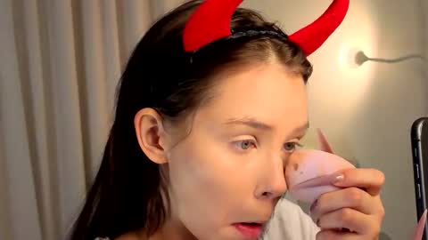 Lily online show from November 28, 2025, 1:36 pm