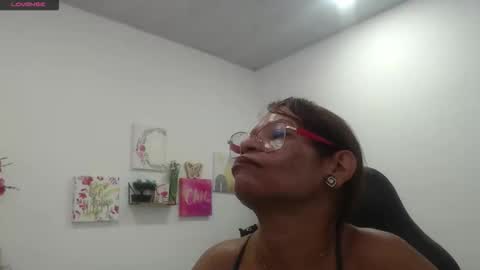Snapshot of smilet_milf chatting on October 29, 2025, 1:46 pm Smileth online show from October 29, 2025, 1:46 pm
