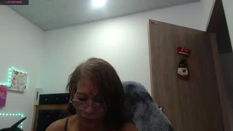 Snapshot of smilet_milf chatting on December 18, 2025, 1:06 pm Smileth online show from December 18, 2025, 1:06 pm
