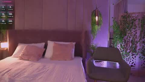 Mia online show from November 24, 2025, 5:18 am