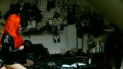 Snapshot of smokeslut365 chatting on June 16, 2026, 11:07 pm smokeslut365 online show from June 16, 2026, 11:07 pm