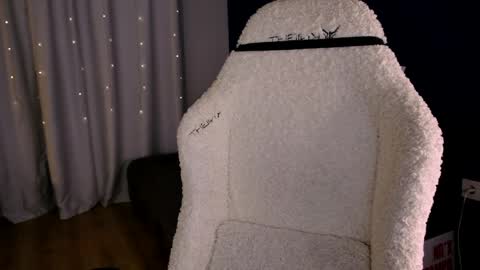 Snapshot of smthwrong chatting on March 13, 2026, 8:15 pm smthwrong online show from March 13, 2026, 8:15 pm