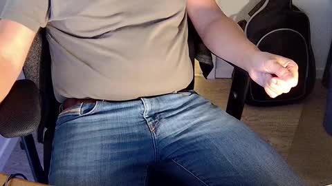 Sneakybill online show from September 29, 2025, 6:35 pm