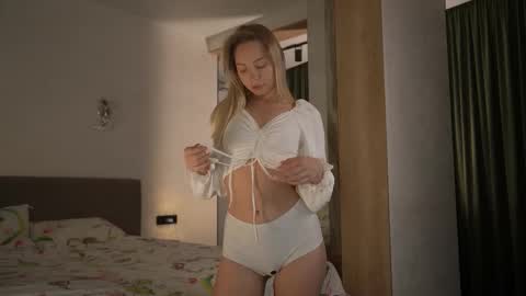 Candice Snow online show from November 21, 2025, 2:16 pm