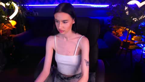 snow_whiteeex online show from January 16, 2025, 1:47 pm