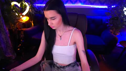 snow_whiteeex online show from January 24, 2025, 2:08 pm