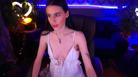 snow_whiteeex online show from January 24, 2025, 5:53 pm