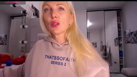 Monna online show from November 1, 2025, 6:21 pm