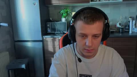 kluvr4 online show from February 15, 2026, 5:37 am