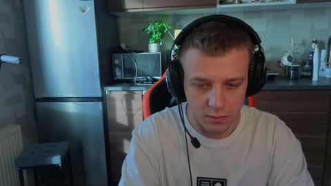 kluvr4 online show from February 15, 2026, 7:51 am