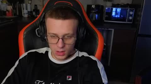 kluvr4 online show from February 24, 2026, 2:42 am